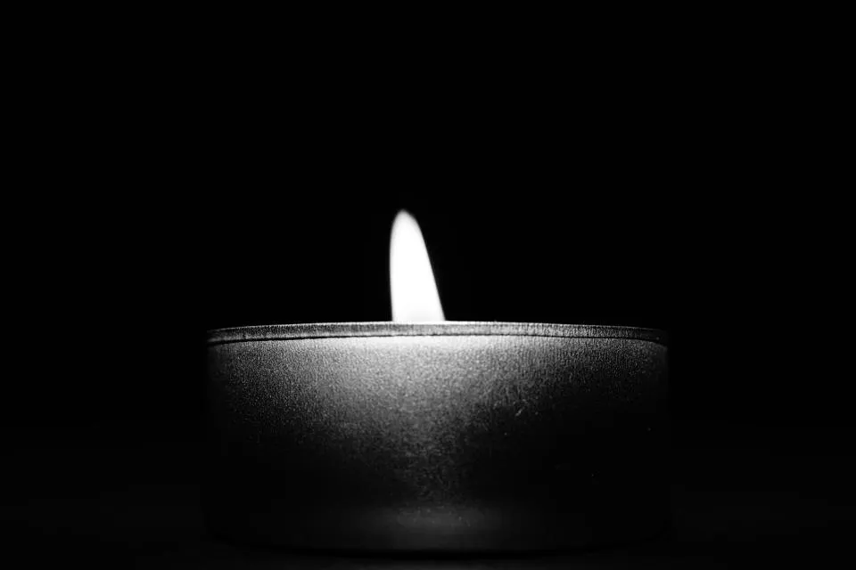 Une bougie allumée dans l’obscurité